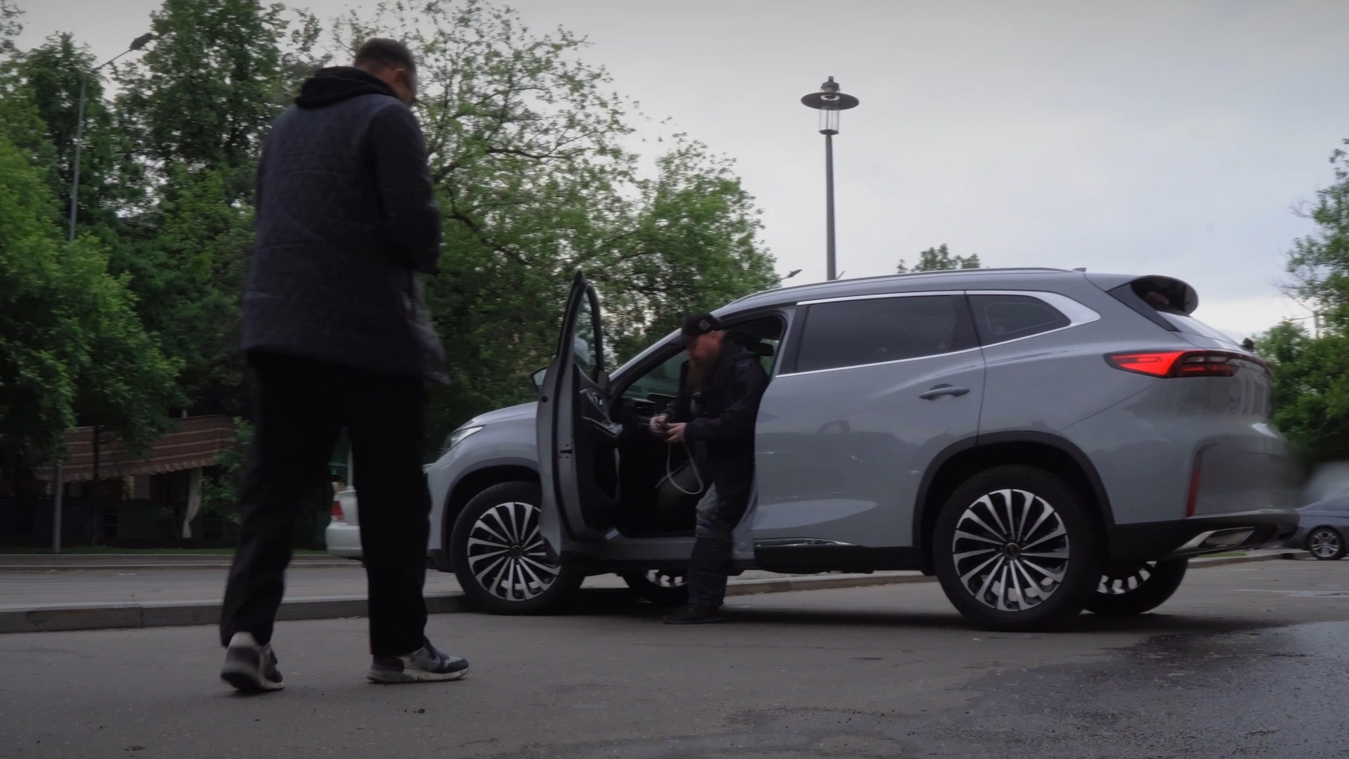 Выездная автомобильная съёмка на улице