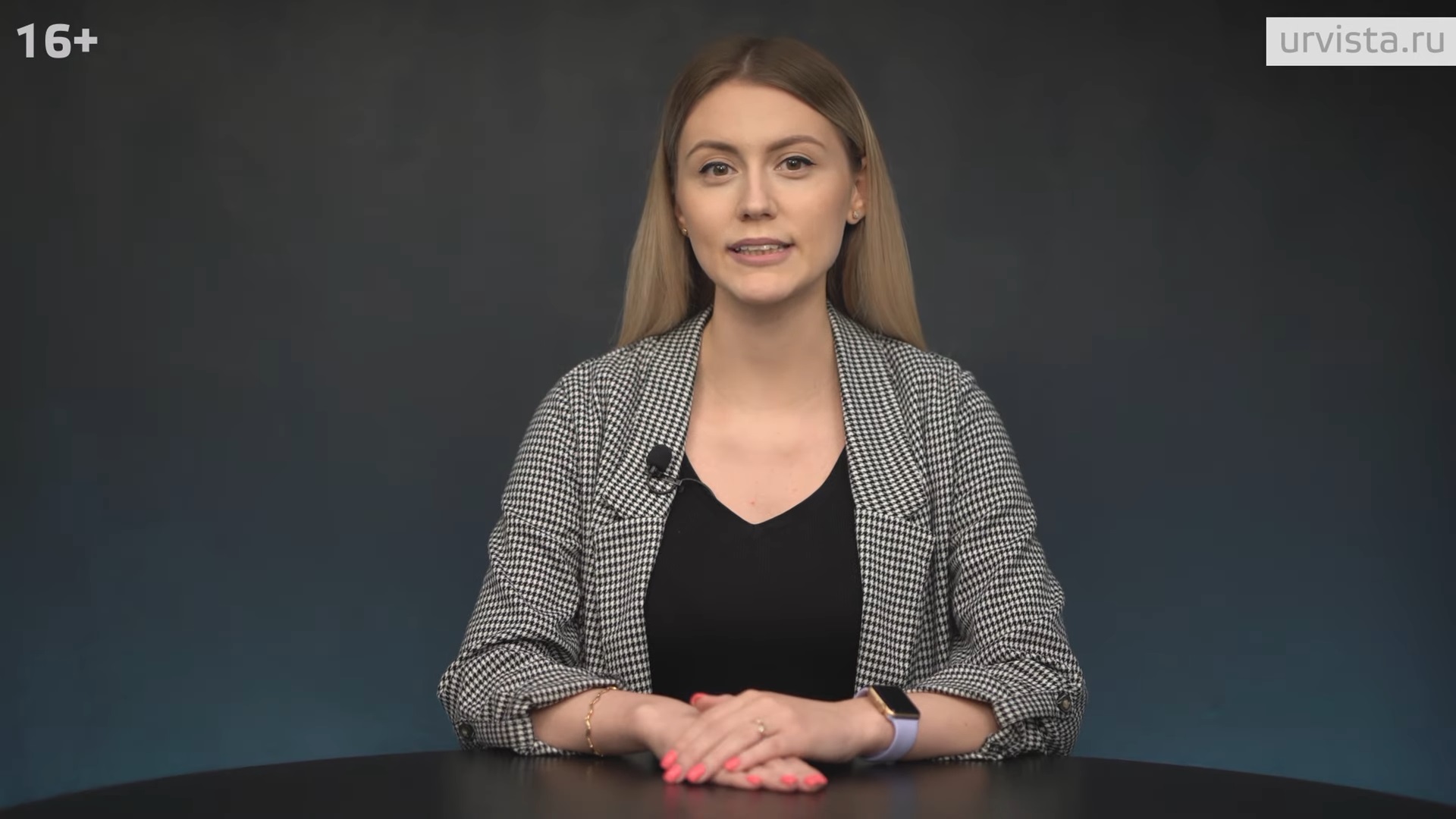 Девушка за столом на тёмном фоне